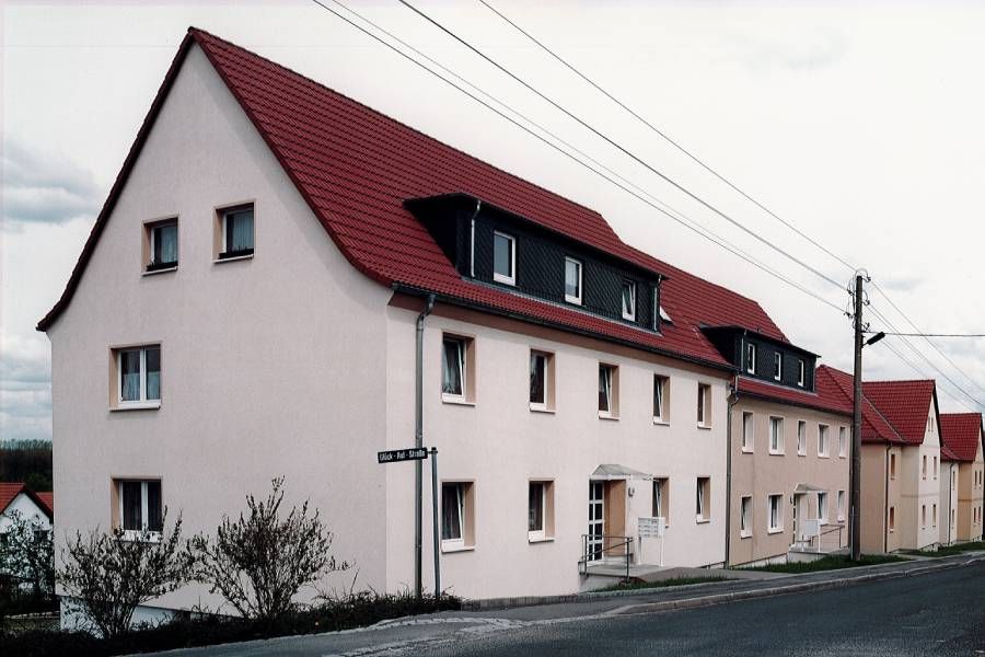 weißes Haus mit rotem Dach