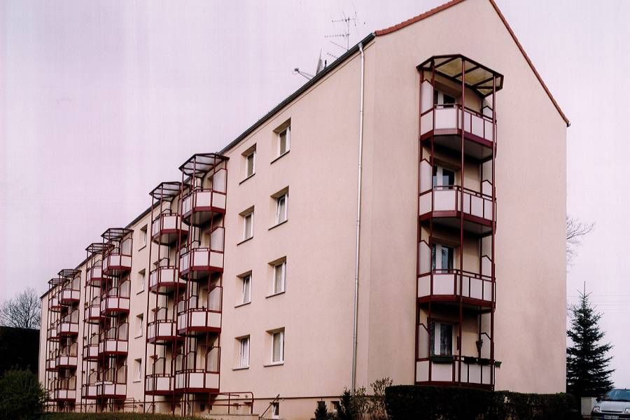 helles Mehrparteienhaus mit Balkonen